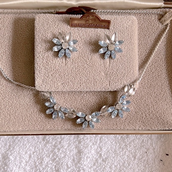 Jewelry - Pristine Vintage Condition in Original Krementz Hinged Case necklace